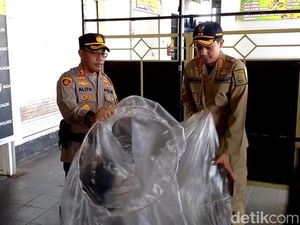54 Balon Udara di Trenggalek Diamankan, 4.000 Botol Miras Digilas 54 Balon Udara di Trenggalek Diamankan, 4.000 Botol Miras Digilas