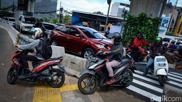 Bandel! Pemotor Terobos Barrier di Simpang Santa