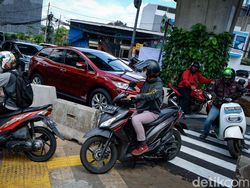 Bandel! Pemotor Terobos Barrier di Simpang Santa