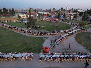 Begini Momen Buka Puasa Bersama di Irak, Mengular di Sepanjang Taman Begini Momen Buka Puasa Bersama di Irak, Mengular di Sepanjang Taman
