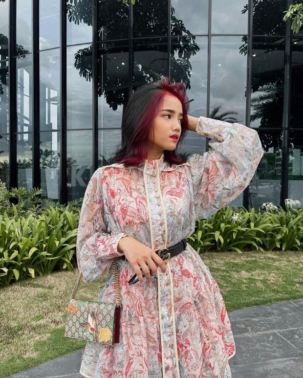 Berani dalam Dress Merah. Foto Instagram: fuji_an Berani dalam Dress Merah. Foto Instagram: fuji_an