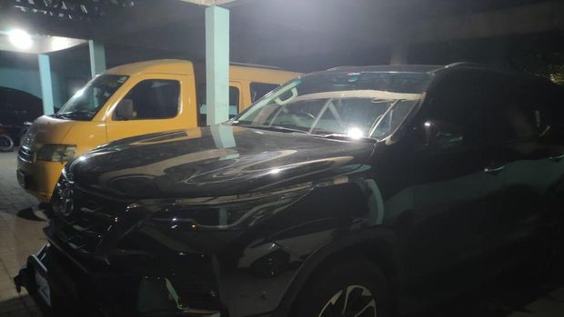 BMW dan Fortuner milik bos penginapan yang dibunuh telah ditemukan
