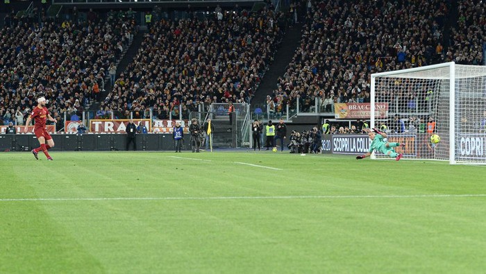 ROME, ITALY - APRIL 16: Bryan Cristante of AS Roma kicks and fails a penalty during the Serie A match between AS Roma and Udinese Calcio at Stadio Olimpico on April 16, 2023 in Rome, Italy. (Photo by Silvia Lore/Getty Images)