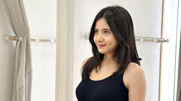 5 Pesona Bulan Sutena yang Suka Cowok Bisa Melawak Walau Tipis-tipis