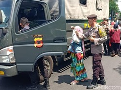 Ibu Hamil Dipaksa Pendemo Turun dari Angkot di Bogor, Polisi Evakuasi