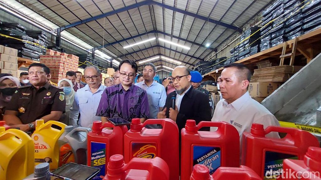 Duet Jerry Sambuaga-Novel Baswedan Sikat Pabrik Oli Ilegal Duet Jerry Sambuaga-Novel Baswedan Sikat Pabrik Oli Ilegal