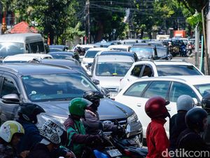 Duh! Rekayasa Lalin Simpang Santa Bikin Jalan Tambah Macet Duh! Rekayasa Lalin Simpang Santa Bikin Jalan Tambah Macet