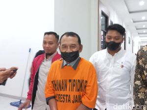 Eks Kepsek di Jambi Jadi Tersangka Korupsi Penerimaan Siswa Baru Eks Kepsek di Jambi Jadi Tersangka Korupsi Penerimaan Siswa Baru