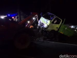 Aksi Petugas Evakuasi Bangkai Truk dari Jurang di Sumedang