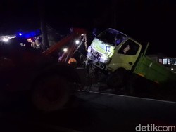 Aksi Petugas Evakuasi Bangkai Truk dari Jurang di Sumedang