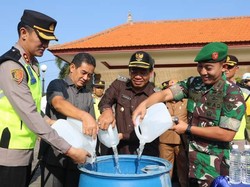Jelang Idul Fitri, Ratusan Arak Oplosan di Buleleng Dimusnahkan