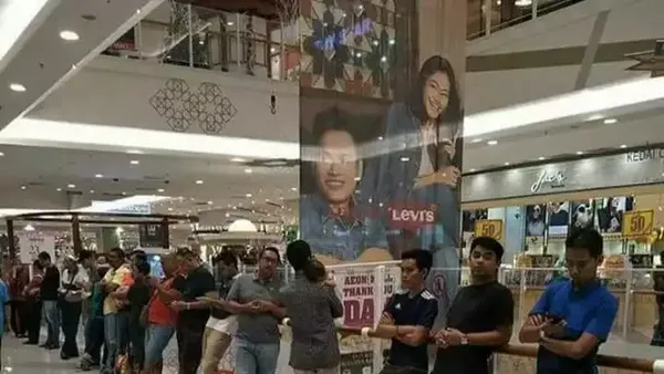 8 Potret Bapak-bapak Temani Istri Belanja Lebaran, Mau Ngakak Tapi Kasihan