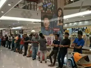 8 Potret Bapak-bapak Temani Istri Belanja Lebaran, Mau Ngakak Tapi Kasihan