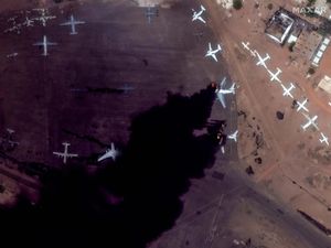 Foto Satelit 2 Pesawat di Bandara Internasional Khartoum Terbakar