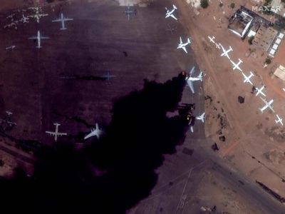 Foto Satelit 2 Pesawat di Bandara Internasional Khartoum Terbakar