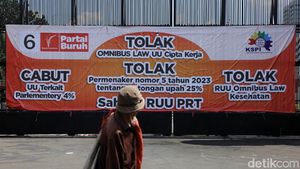 Gerbang DPR Dipasangi Baliho Tolak UU Cipta Kerja