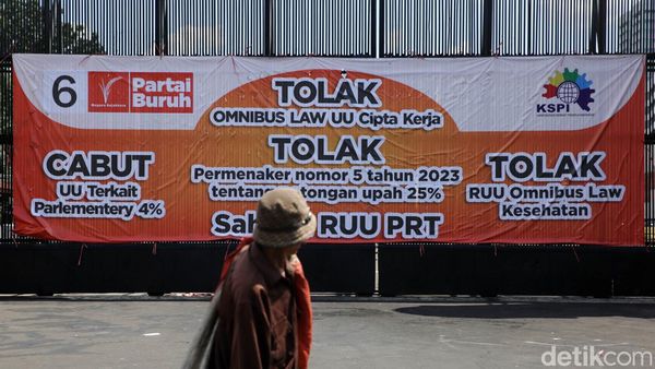 Gerbang DPR Dipasangi Baliho Tolak UU Cipta Kerja