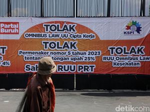 Gerbang DPR Dipasangi Baliho Tolak UU Cipta Kerja Gerbang DPR Dipasangi Baliho Tolak UU Cipta Kerja