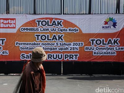 Gerbang DPR Dipasangi Baliho Tolak UU Cipta Kerja
