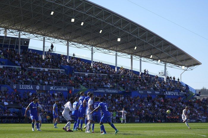 Getafe vs Barcelona Barcelona's Raphinha, right, takes a free kick during a Spanish La Liga soccer match between Getafe and FC Barcelona at the Coliseum Alfonso Perez stadium in Getafe, Spain, Sunday, April 16, 2023. (AP Photo/Manu Fernandez)