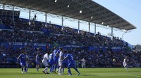 Laga Getafe vs Barcelona berakhir imbang. Barcelona dominan, tapi tak bisa meraih kemenangan. Hadirlah skor menjemukan tanpa gol alias 0-0. Foto: AP/Manu Fernandez