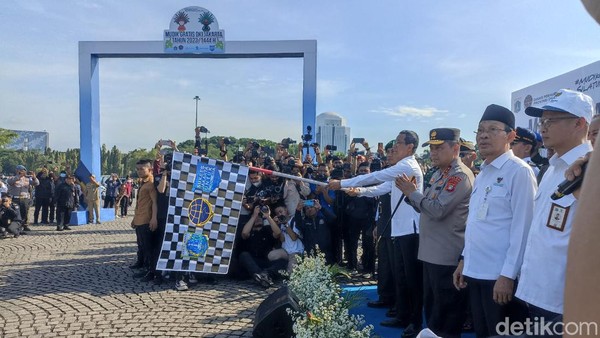 Heru Budi resmi melepas pemudik gratis ke Jawa dan Sumatera , Senin (17/4/2023).