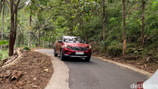 Honda WR-V melintasi jalur Pantai Klayar, Pacitan