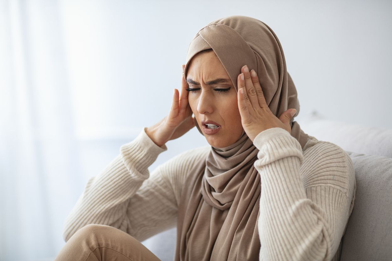 Ilustrasi wanita hijab muslim sakit kepala