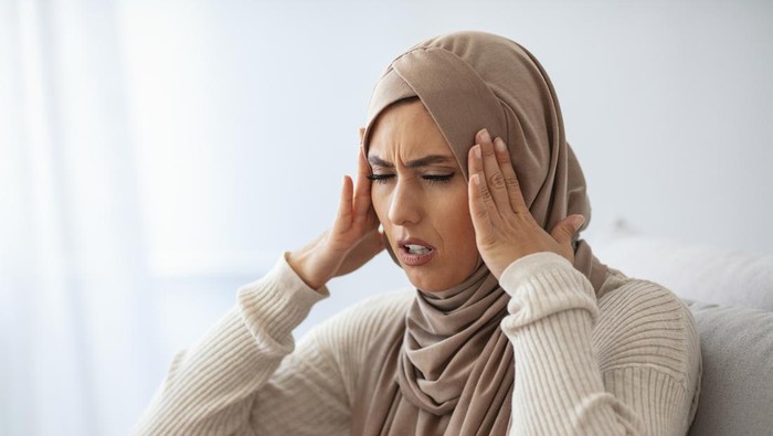 Ilustrasi perempuan hijab muslim sakit kepala Ilustrasi perempuan hijab muslim sakit kepala