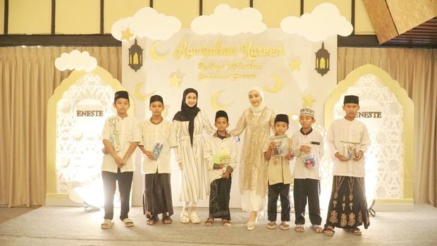 Ine Rosdiana saat buka puasa dan beri santunan ke anak yatim piatu.