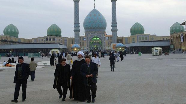 JAMKARAN, IRAN - DECEMBER 6: Iranian Shiites pray and wait for the return of the 12th Imam, or Mahdi, at the Jamkaran Mosque, east of the holy city of Qom on December 6, 2005 in Jamkaran, Iran. Some Iranian Shiites believe and are waiting for the return of the Mahdi, or the 12th Imam, the Shiite equivalent of the Christian Messiah. The Mahdaviat world view, adhered to by Iran's newly elected President Mahmoud Ahmadinejad, holds that the Mahdi's return is imminent, and will herald a new abad of global justice and Islamic perfection. (Photo by Scott Peterson/Getty Images)