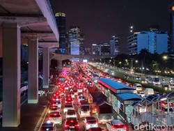 Jalan Gatot Subroto Arah Semanggi dan Tol Dalam Kota Macet Parah Malam Ini