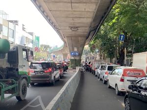 Jalan Monginsidi Jaksel Macet! Motor-Mobil Saling Adu Klakson