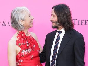 7 Foto Terbaru Keanu Reeves dan Pacar Mesra, Ciuman di Karpet Merah 7 Foto Terbaru Keanu Reeves dan Pacar Mesra, Ciuman di Karpet Merah