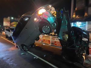 Potret Tabrakan Beruntun di Magelang, Mobil Nungging-Ringsek