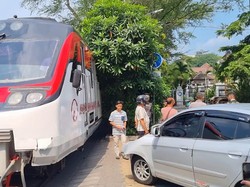 KA Batara Kresna Tabrak Mobil di Jalan Slamet Riyadi Solo