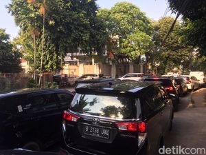 Keluhan Dana Terjebak Macet di Simpang Santa: Sudah Kayak Parkir!
