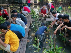 Peringati Hari Bumi, Keppel Land Tanam Mangrove Bareng Anak Yatim Peringati Hari Bumi, Keppel Land Tanam Mangrove Bareng Anak Yatim
