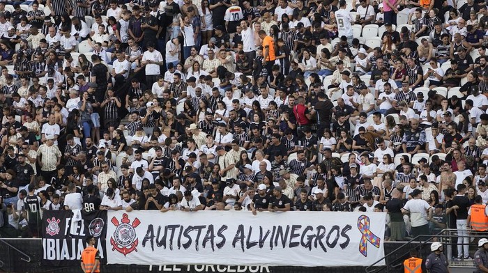 Klub Sepakbola di Brasil Bikin Ruang Khusus Suporter Autisme An autism spectrum disorder watches a Brazilian soccer championship match between Corinthians and Cruzeiro in a special isolated room where noise impacts less, at the Neo Quimica Arena in Sao Paulo, Brazil, Sunday, April 16, 2023. Brazilian soccer clubs are increasingly opening spaces for autistic fans to watch matches, mingle and celebrate the sport, an initiative that got even higher attention in April, when Autism Speaks celebrates World Autism Awareness Month. (AP Photo/Andre Penner)