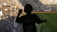 Arthur Alves (5), penyandang gangguan spektrum autisme, menonton pertandingan kejuaraan Brasil antara Corinthians dan Cruzeiro di ruang khusus Arena Neo Quimica, Sao Paulo, Brasil, Minggu (16/4/2023).  