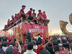 Potret Kemeriahan Konvoi PSM Makassar Juara di Kota Daeng Potret Kemeriahan Konvoi PSM Makassar Juara di Kota Daeng
