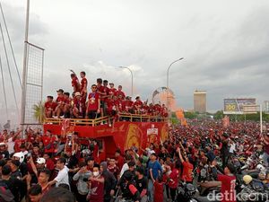 Gairah Bos PSM Saksikan Semarak Konvoi Juara Liga 1 di Parepare-Makassar Gairah Bos PSM Saksikan Semarak Konvoi Juara Liga 1 di Parepare-Makassar
