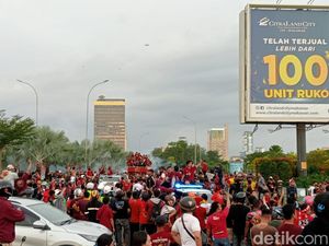 Titik Akhir Konvoi PSM di CPI Dipadati Suporter Menunggu Wiljan Pluim Cs Titik Akhir Konvoi PSM di CPI Dipadati Suporter Menunggu Wiljan Pluim Cs
