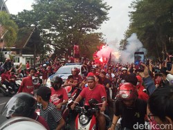 Suporter Sambut Konvoi PSM Juara Liga 1 di Makassar, Anthem Bergema di Jalan
