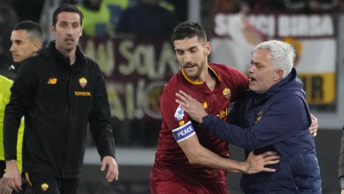 Romas Lorenzo Pellegrini, centre, celebrates with Romas head coach Jose Mourinho after scoring his sides second goal during the Serie A soccer match between Roma and Udinese at Romes Olympic Stadium, Sunday, April 16, 2023. (AP Photo/Andrew Medichini)