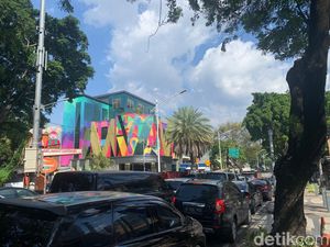 Penutupan Simpang Santa Juga Bikin Macet Parah Senopati dan Jl Suryo!