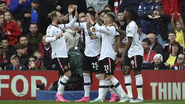 Manchester United players celebrate after Manchester Uniteds Anthony, centre right, scored his sides opening goal during the English Premier League soccer match between Nottingham Forest and Manchester United at City ground in Nottingham, England, Sunday, April 16, 2023. (AP Photo/Rui Vieira)