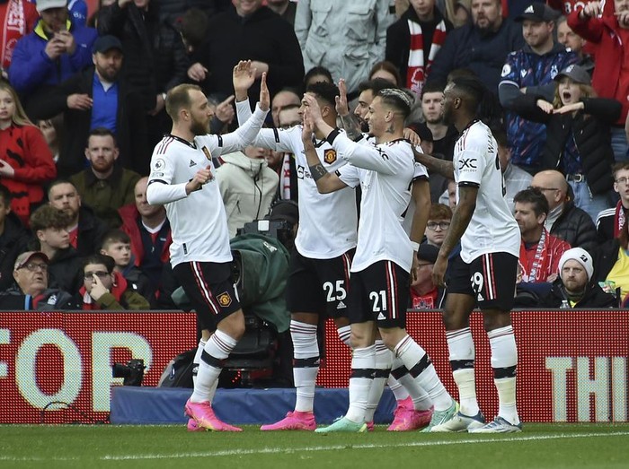 Manchester United players celebrate after Manchester Uniteds Anthony, centre right, scored his sides opening goal during the English Premier League soccer match between Nottingham Forest and Manchester United at City ground in Nottingham, England, Sunday, April 16, 2023. (AP Photo/Rui Vieira)
