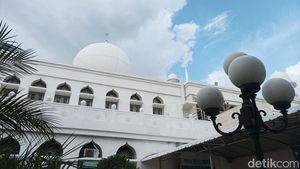 Masjid Al Azhar, Masjid Estetik Menyimpan Pohon Kurma