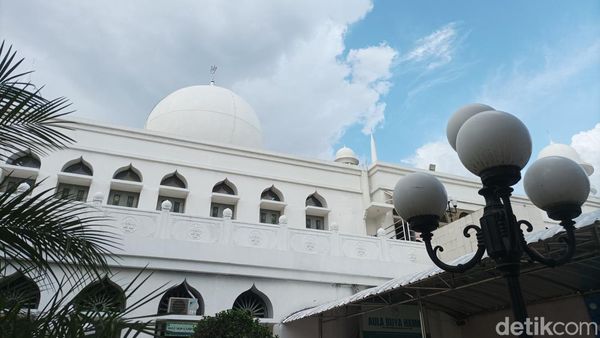 Masjid Al Azhar, Masjid Estetik Menyimpan Pohon Kurma